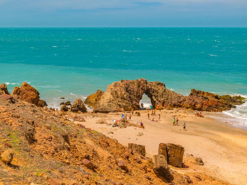 Strand mit Felsen bei Jericoacoara, Brasilien