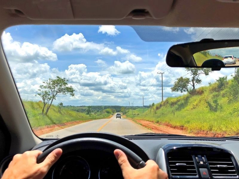 Straße aus dem Auto heraus in Brazilien