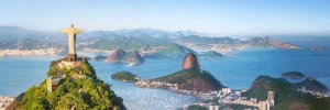 Blick auf den Zuckerhut und das Meer in Rio de Janeiro