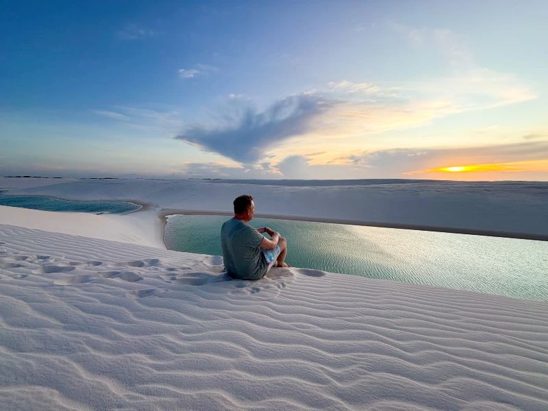 Reisender auf der Düne in Lencois Maranhenses Brazilien