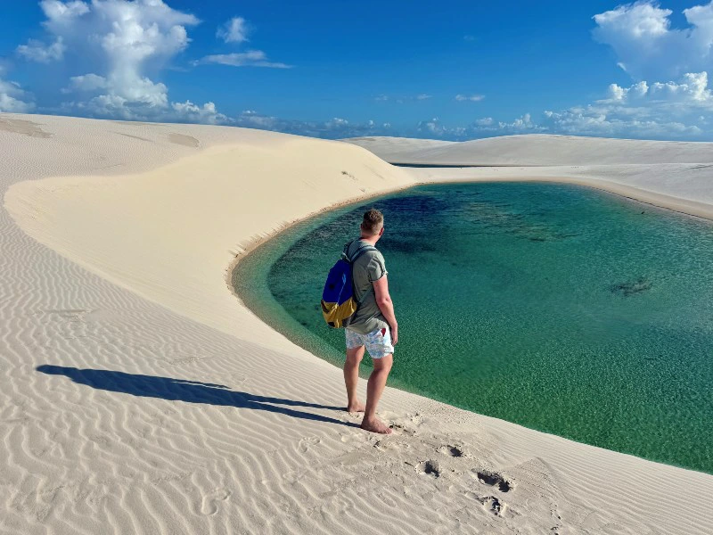 Reisender in den Dünen von Lencois Maranhanses Brazilien