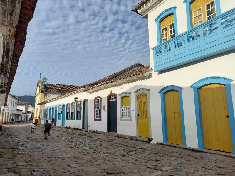Straße mit Kopfsteinpflaster und bunten Fassaden in Paraty, Brasilien
