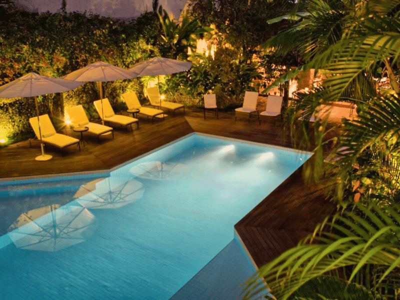 Pool in der Dunkelheit in Paraty