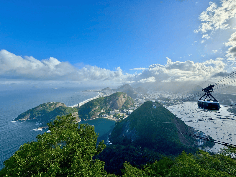 Seilbahngondeln am Zuckerhut mit Blick auf das Meer