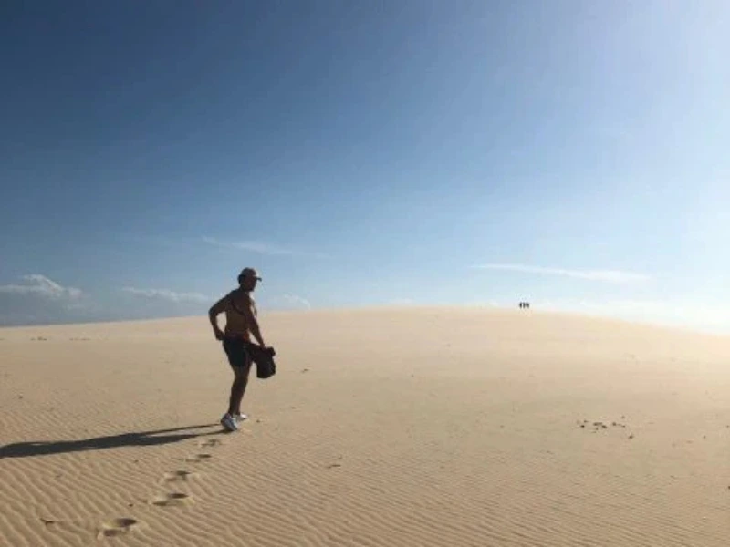 Tourist zu Fuß unterwegs in den Dünen von Jericoacoara, Brasilien