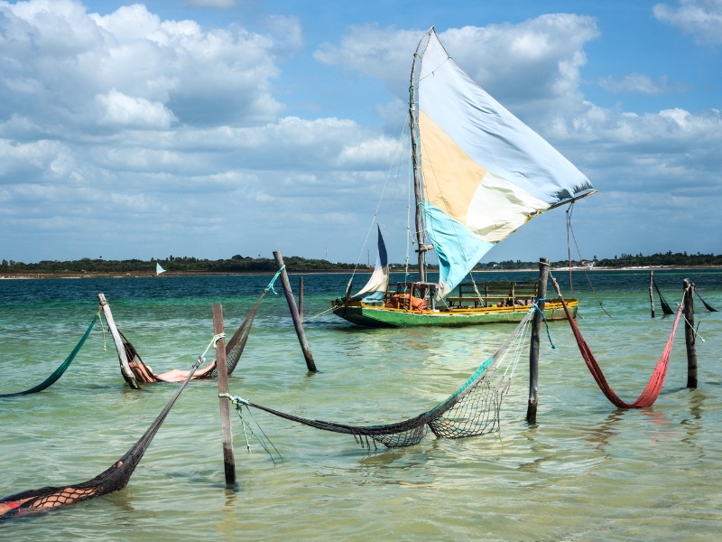 Typisches brasilianisches Segelboot in den Gewässern vor Jericoacoara, Brasilien