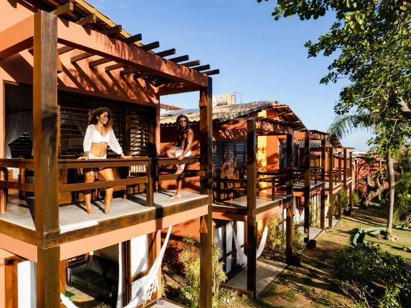 Reisende entspannen auf dem privaten Balkon ihres Hotelzimmers in Jericoacoara, Brasilien