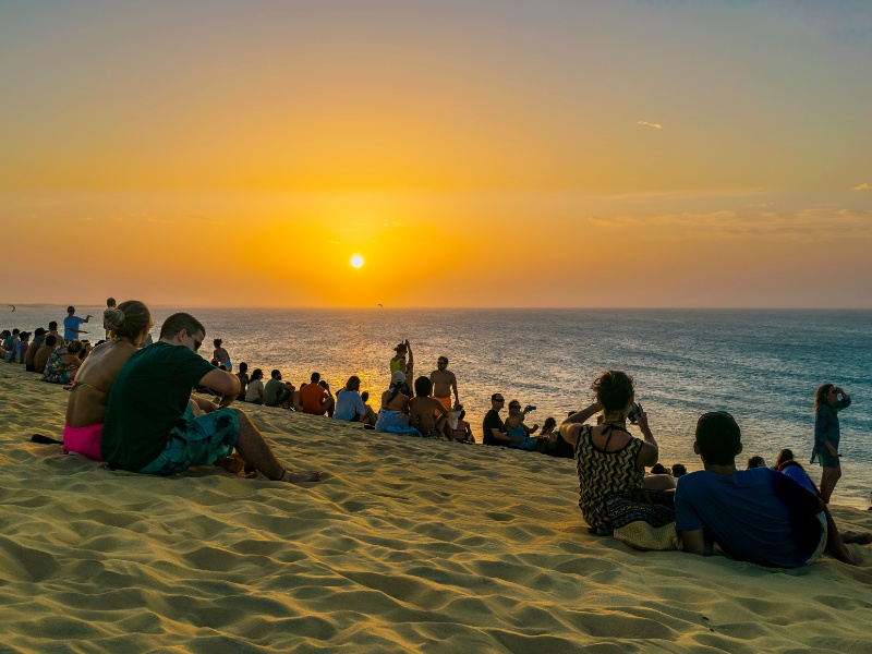 Touristen beim Sonnenuntergang in Jericoacoara, Brasilien