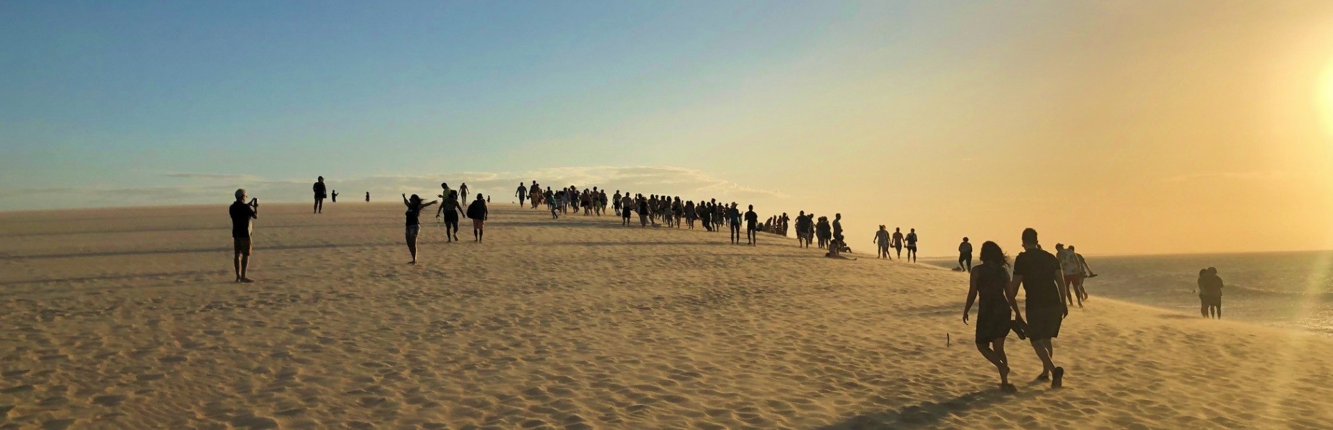 Touristen beim Sonnenuntergang in Jericoacoara, Brasilien