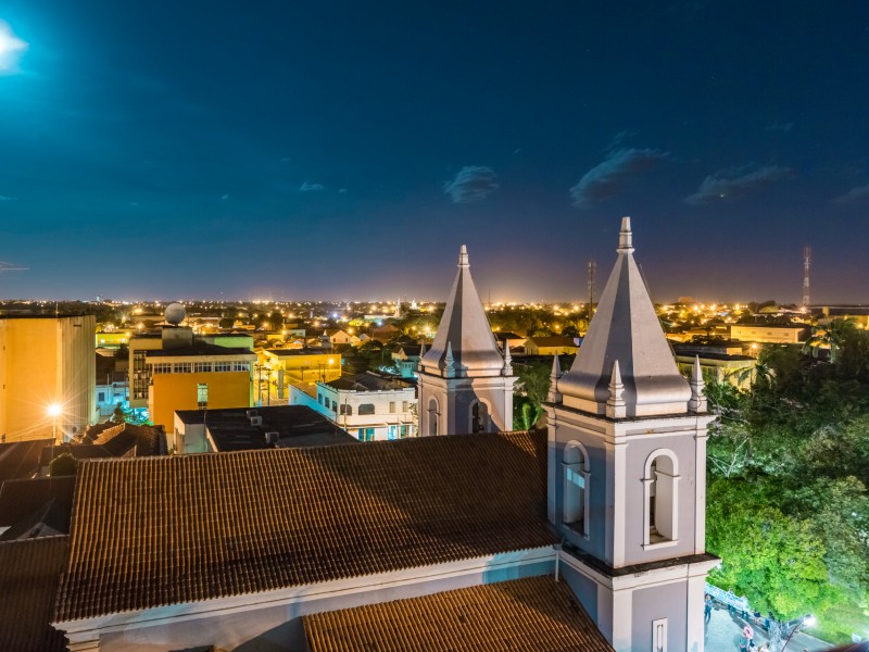 Blick am Abend über Parnaíba, Brasilien