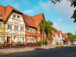 Straße mit Fachwerkhäusern in Blumenau, Brasilien
