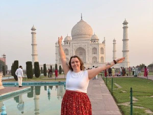 Tourstin vor dem Taj Mahal in Indien