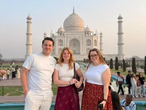 Touristen vor dem Taj Mahal in Indien