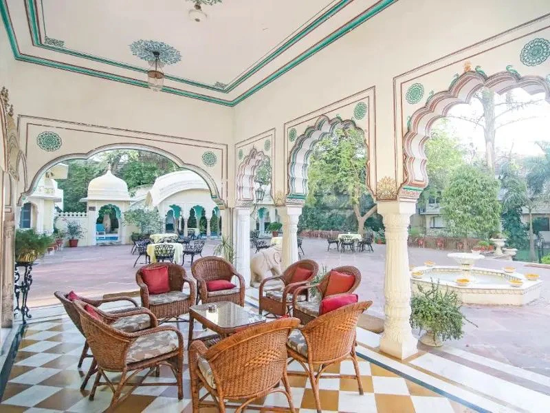 Außenrestaurant im komfortablen Hotel in Jaipur, Indien