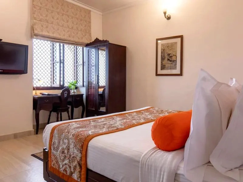 Zimmer im komfortablen Hotel in Varanasi, Indien