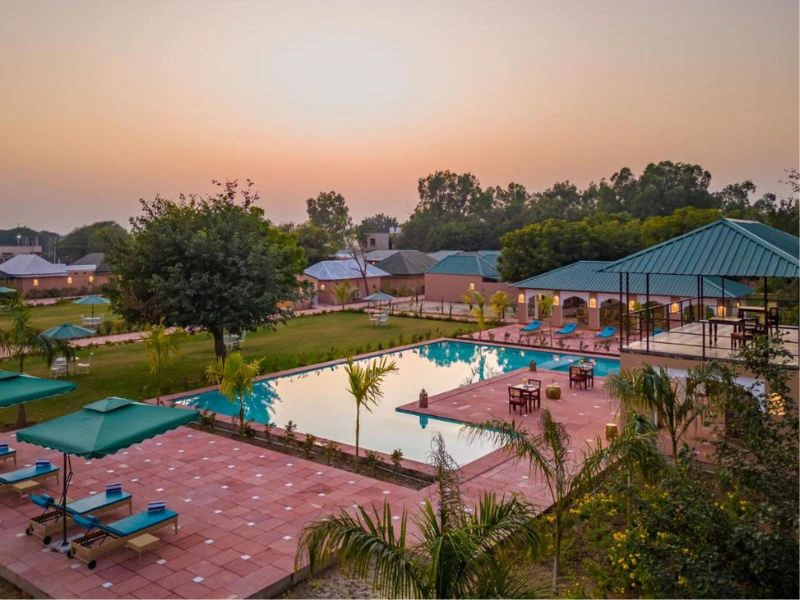Pool im komfortablen Hotel im Ranthambore Nationalpark, Indien
