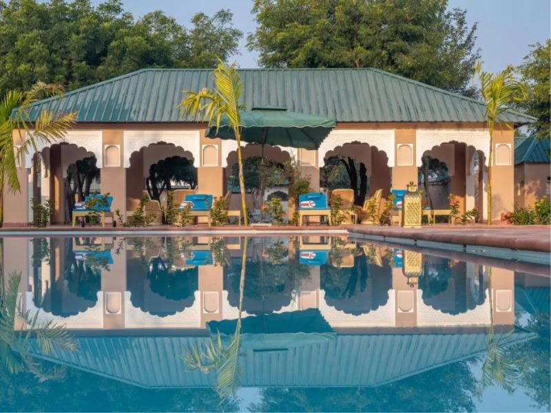 Pool im komfortablen Hotel im Ranthambore Nationalpark, Indien