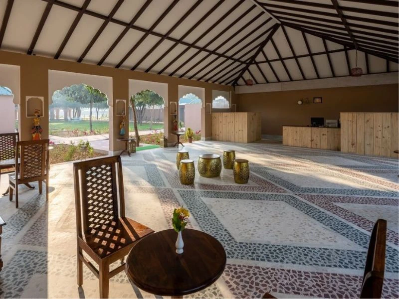 Terrasse im komfortablen Hotel im Ranthambore Nationalpark, Indien