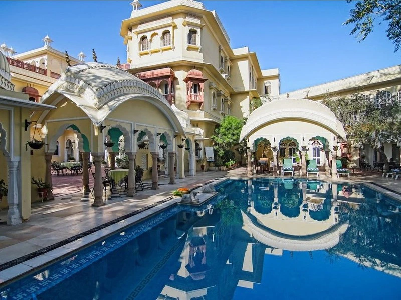 Komfortables Hotel mit Pool in Jaipur, Indien