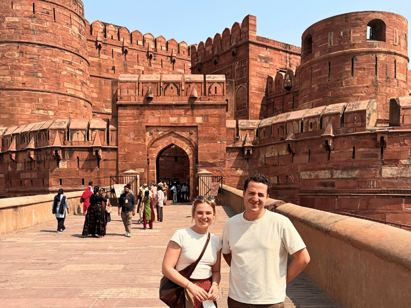 Touristen vor dem Eingang des Agra Fort in Indien