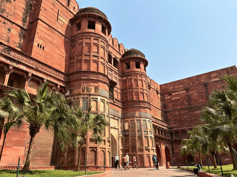 Wände des Agra Fort in Indien