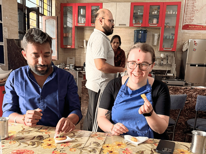 Touristen beim Essen beim Kochkurs in Indien