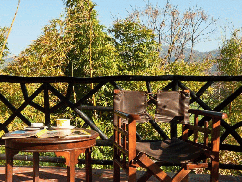 Terrasse der komfortablen Unterkunft im Corbett Nationalpark, Indien
