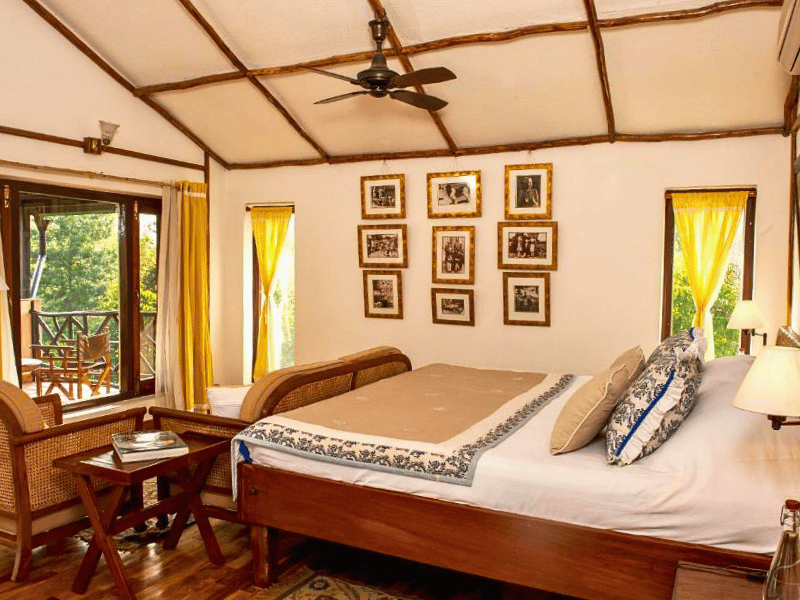 Zimmer der komfortablen Unterkunft im Corbett Nationalpark, Indien