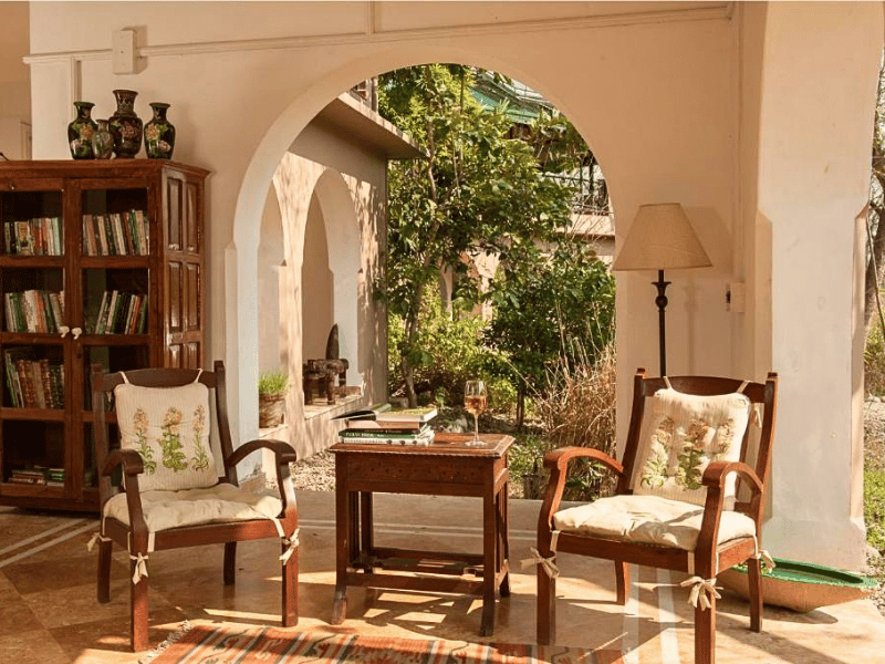 Sitzecke in der komfortablen Unterkunft im Corbett Nationalpark, Indien