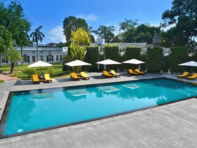 Pool im Komforthotel in Delhi, Indien