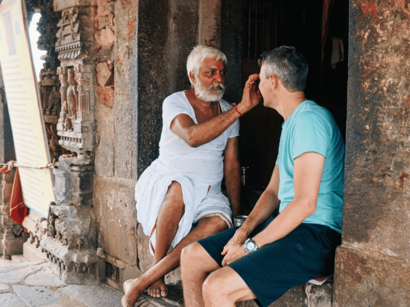 Touristin bei einer Begegnung mit einem Einheimischen in Indien