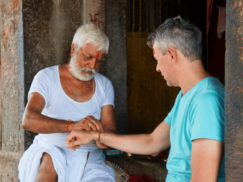 Touristin bei einer Begegnung mit einem Einheimischen in Indien
