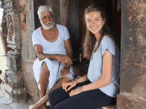 Touristin bei einer Begegnung mit einem Einheimischen in Indien