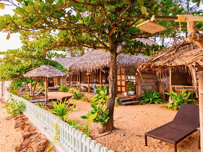 Bungalows am Strand in Goa, Indien