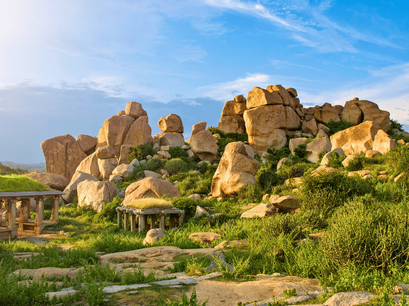 Ruinen in Hampi vor bizarren Felsformationen, Indien