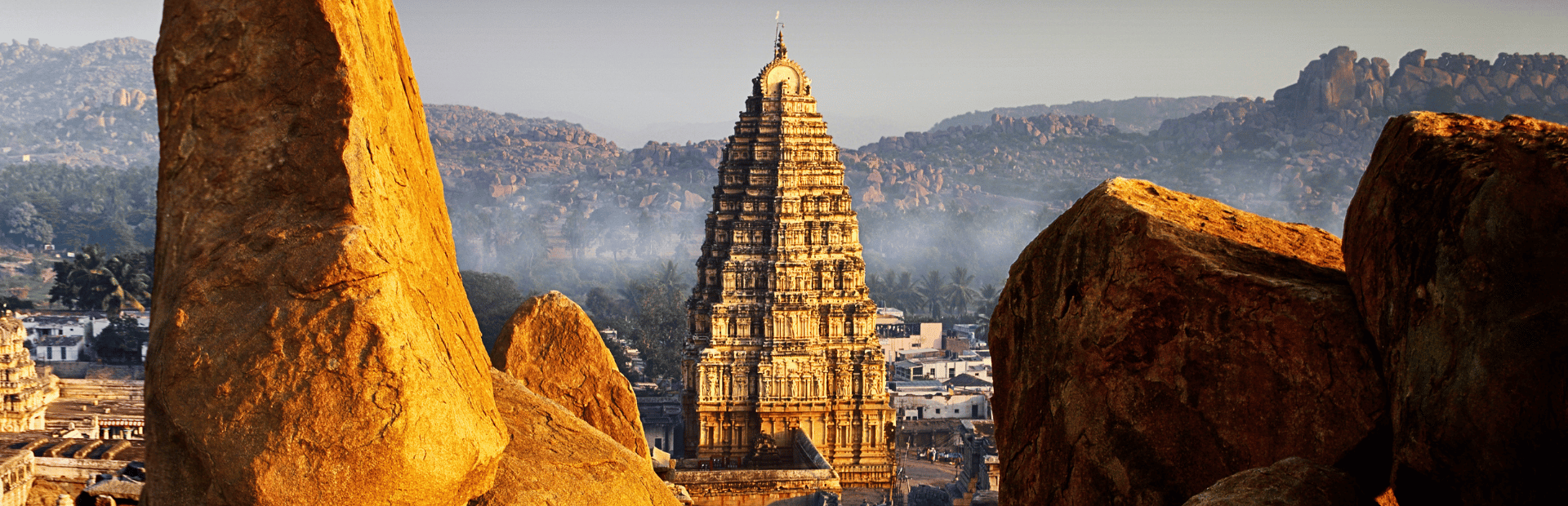 Tempel vor Felsformationen in Hampi, Indien
