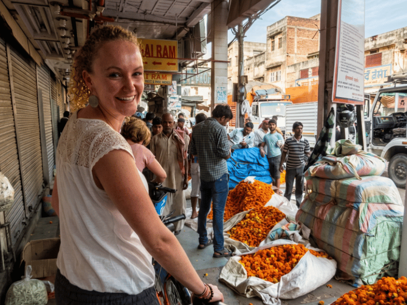 Tourist auf einem Markt während der Fahrradtour in Jaipur, Indien