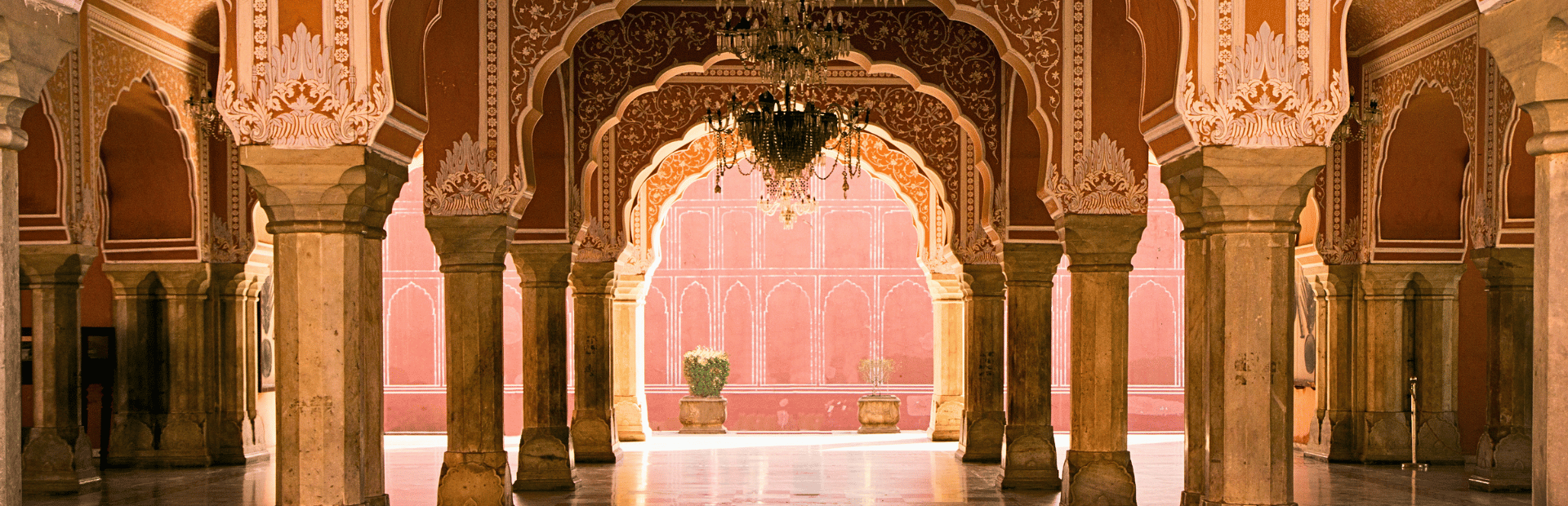 Verzierte Säulen im Palast in Jaipur, Indien