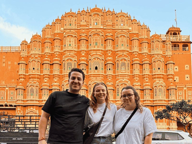 Touristen vor dem Palast des Windes in Jaipur, Indien