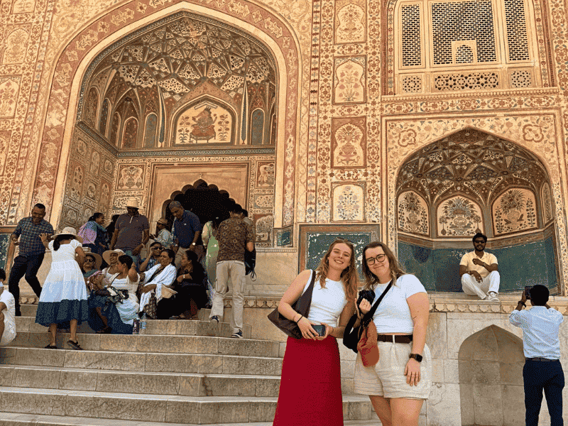 Touristen am Eingang des Amber Fort in Indien
