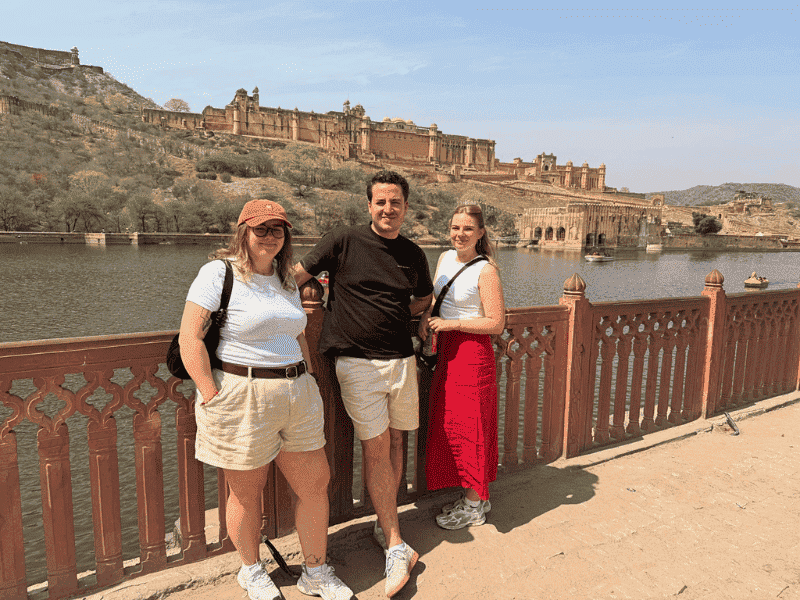 Touristen am Fluss in Jaipur mit Blick auf das Amber Fort