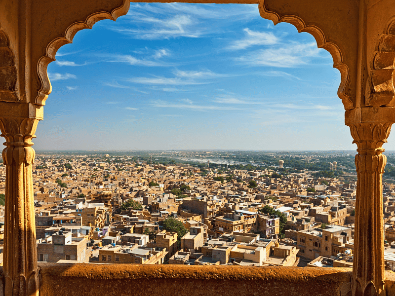 Blick auf die Wüstenstadt Jaisalmer in Indien