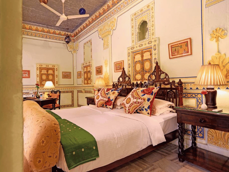 Traditionell eingerichtetes Zimmer in Jodhpur, Indien