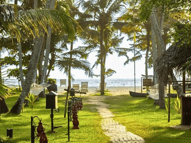 Garten und Strand im komfortablen Marari Beach Hotel, Indien
