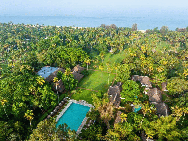 Komfortables Hotel mit Pool im grünen Garten am Marari Beach, Indien