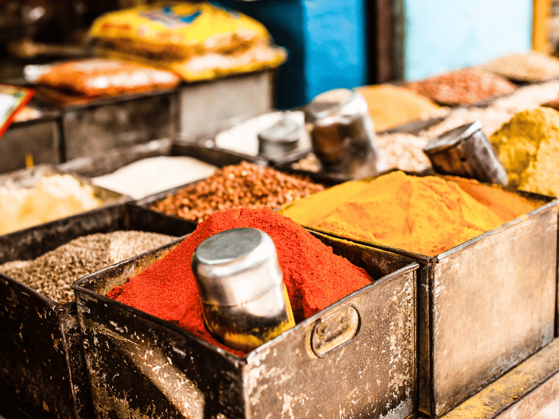 Gewürze auf einem Markt in Indien
