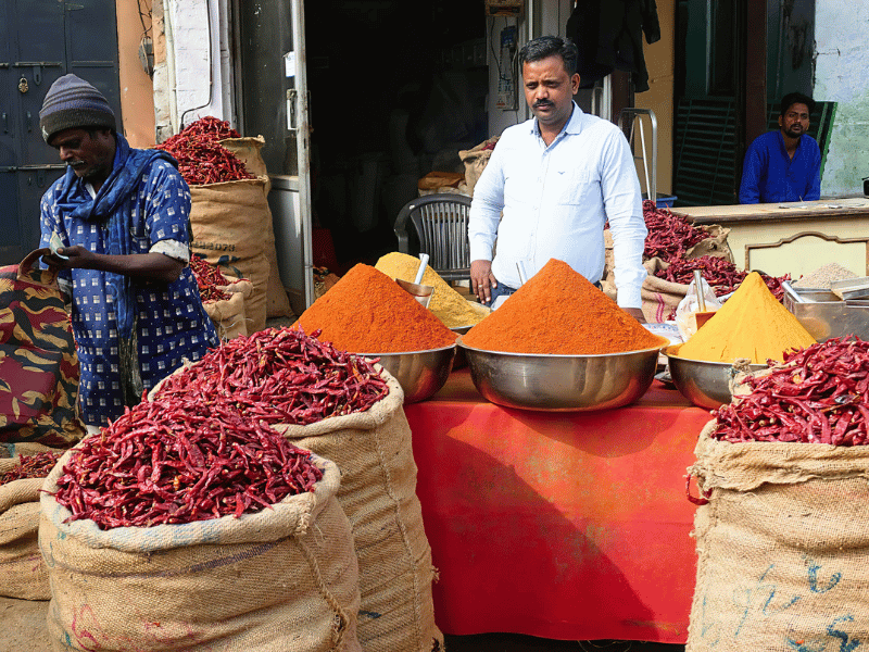 Gewürzhändler auf einem Markt in Indien