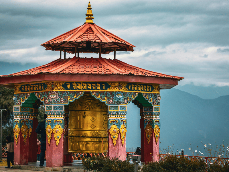 Kloster mit großer Gebetsmühle und Blick auf die Berge in Pelling, Indien