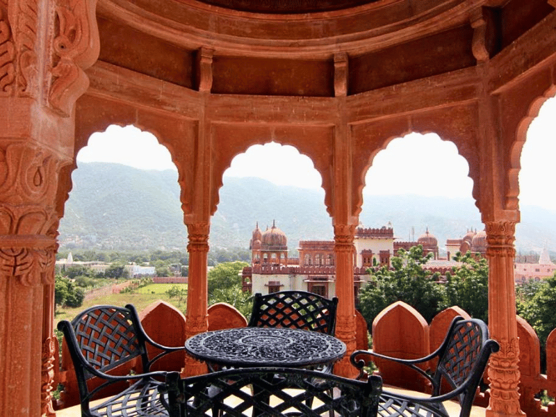 Terrasse mit Ausblick im Pushkar Hotel