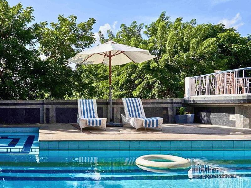 Hotelpool in Mamallapuram, Indien